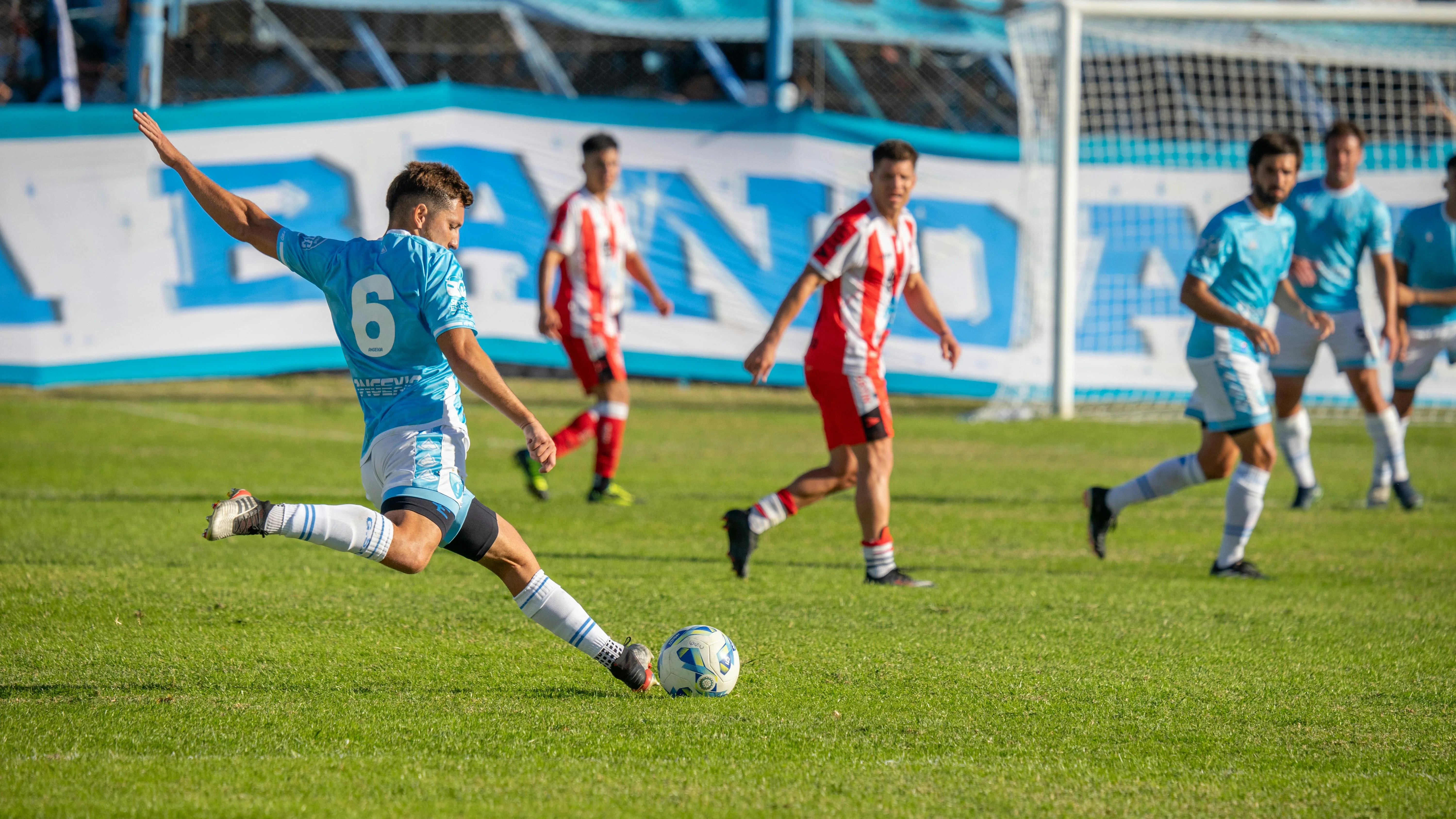 足球比赛精彩射门瞬间